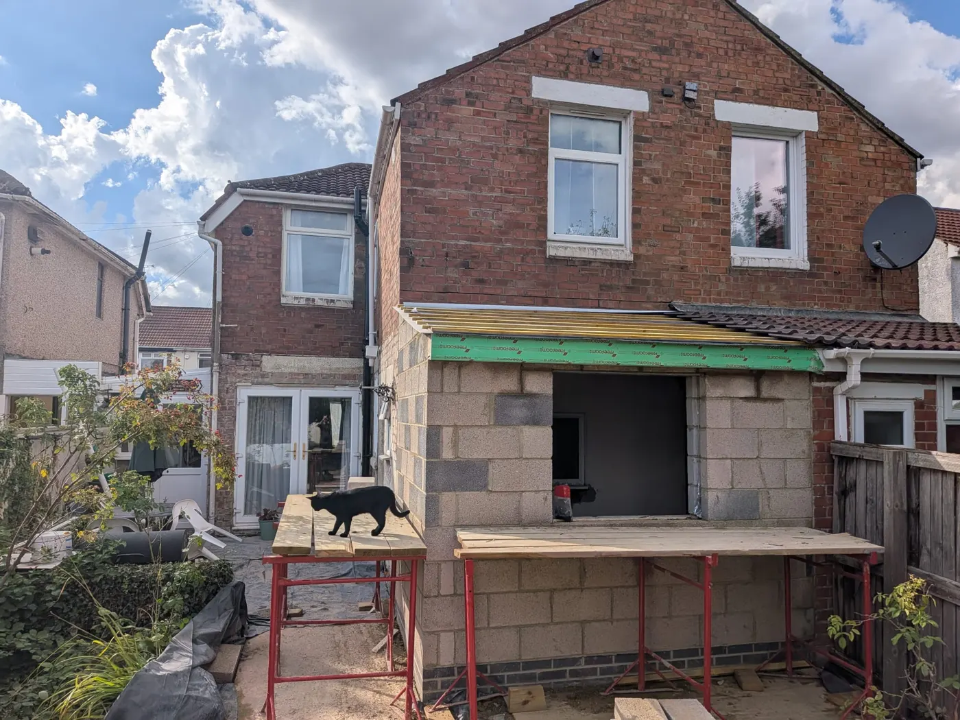 Extension roof on with the structure watertight