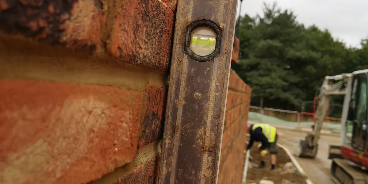 Spirit level against newly laid facing brickwork on a SwiftBrick site in Swindon